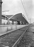 834506 Gezicht op een perron met perronkap (6e perron) van het nieuwe, nog in aanbouw zijnde N.S.-station Rotterdam ...